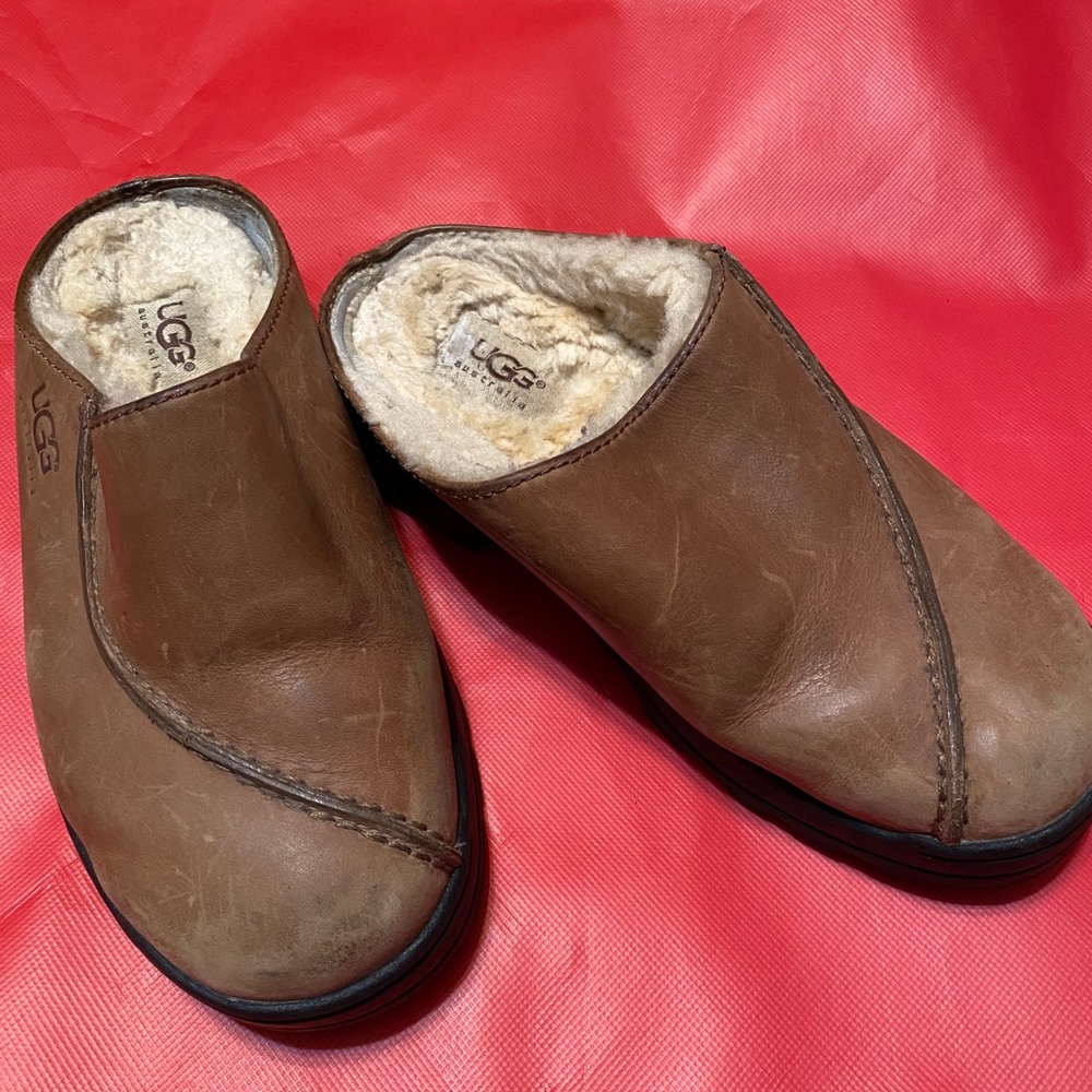 UGG CLOG SLIP ON’S BROWN LEATHER